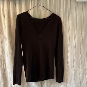 Stickad tröja  - I storlek M men passar även S, fin tröja som är färgen brun/svart. Vara använd någon enstaka gång och är i bra skick😊