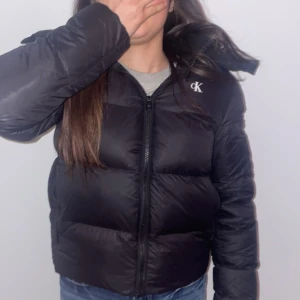 Calvin Klein jacka  - Köpte den för 2500 har inte använt den så mycket den har inga skador den är fin men den är lite för mig 