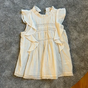 Blus - Såå fin blus men den kommer tyvärr inte till andvänding längre. Den är använd en gång💕 Storlek  XS men passar S