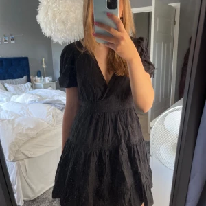 Klänning  - Säljer nu min klänning med puffärmar från Zara! Superfin i nyskick! Stl S men passar även XS 💕🥰☀️