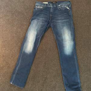 Replay jeans (grover) i mycket bra skick. Storlek 33, 32. Använt ett fåtal gånger men är nästan som nya. Nypris 1800 ungefär 