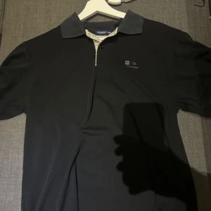 Burbbery pike  - Säljer denna burberry pike som är riktigt härlig till sommaren och riktigt snygg också, säljer den billigt!