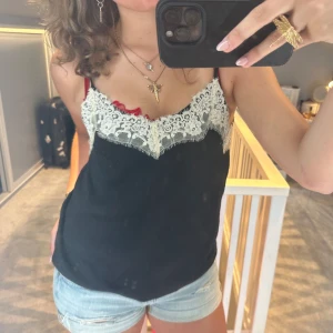 Svart linne med vit spets - Svart linne med vit spets super söt❣️