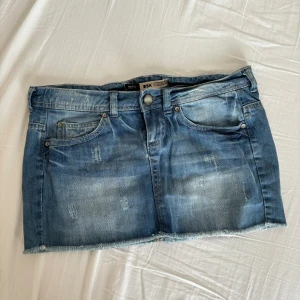 Lågmidjad jeans kjol - Så snygg lågmidjad kjol, vintage💞 dragkedjan är lite sönder, men det syns inte när man har på sig den och går att fixa💋 ❗️tryck gärna på köp nu❗️