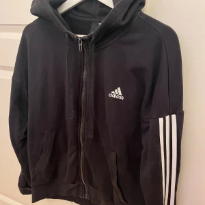 Adidas  - Super mysig och söt hoodie/kpofta från adidas. Använd endast hemma (inga husdjur). I nyskick. Passar också S då den inte är oversize