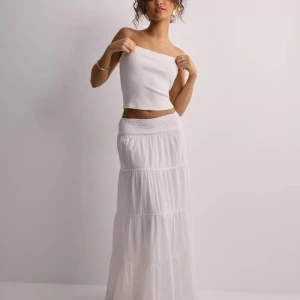 Vit lång kjol - Säljer denna vita lång kjol från Nelly då den inte kommer till användning. Använd endast 1 gång på en begravning. Nypris 399kr 💗Hör av dig för privata bilder 🤗