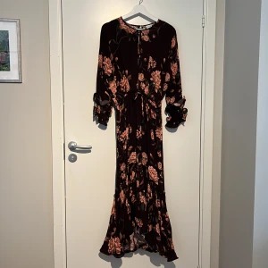 Klänning/Dress Johanne Ortiz x H&M - Fin klänning som används en gång. Rejält tyg och fin volang i kjol och ärmar. 