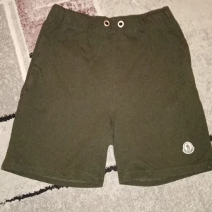 Moncler shorts  - Fint shorts in för sommar har bara använt några gånger helt ny. Inga fläkar bra skickat 