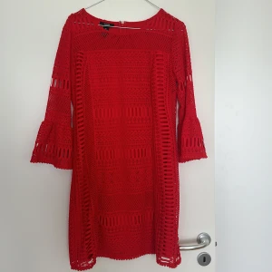 Röd klänning Alfani - Röd klänning från Alfani Mycket fint skick, knappt använd  Material: Polyester Storlek: 36