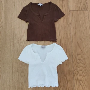 2 toppar - 2 st jättefina toppar från Pull & bear. Knappt använda då de är lite för små. Båda ingår i priset. En brun och en v it.