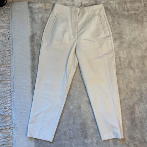 Zarabyxor - Kostymbyxor från Zara, den passar inte mig längre därför säljer jag den. Den har kaffefläckar som jag hade glömt att ta bort:/