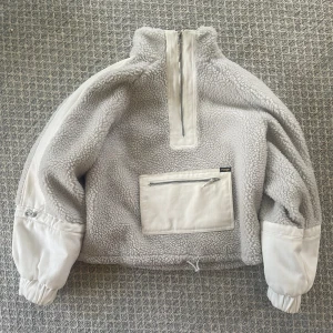 Half zip jacka  - Säljer mig fina jacka från wrangler. Väldigt mysig och perfekt för kalla sommardagar. Felfritt skick utöver fläckar från smink på kragen. 