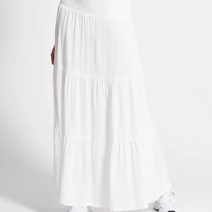 vit långkjol - jättefin vit långkjol från lager, kjolen är i fint skick och bara använd en gång, ända är att den har fått några fläckar längst nere men det är inget som syns när man har på den❤️