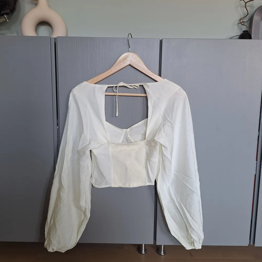 Gina tricot - offwhite, cremefärgad blus med puffärm, smock, topp med smock strl s. Använd en gång, mycket fint skick. Djurfritt och rökfritt hem. Missa inte mina andra annonser ❤️. Blusar.