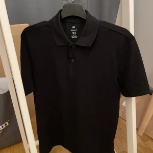 Piké tröja  - Helt oanvända piké tröjor. Finns att köpa i två olika storlek och i tre olika färger.  XS/S. Svart, marinblå och vit. Pris kan diskuteras