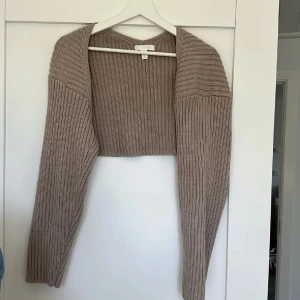 Bolero kofta hm - Säljer denna boleron / koftan från hm💗 använd en gång