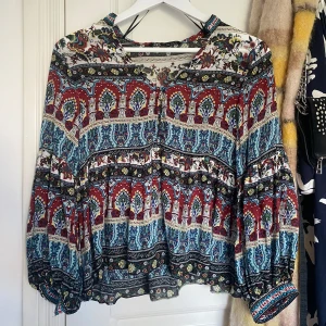 Mönstrad blus - Säljer denna superfina somriga blusen från zara. Blusen kommer ej till användning längre och har bara används ett fåtal gånger.