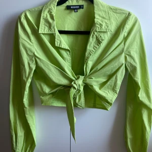 Neongrön festtopp - Fin festtopp som man knyter där framme. Använd 1 gång så gott som ny. Från missguided