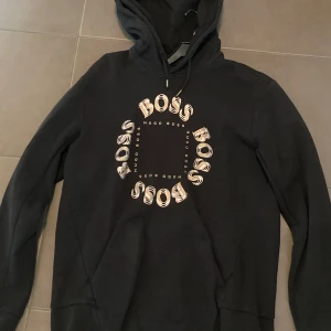 Hugo boss hoodie  - Knappt använd, bra skick!