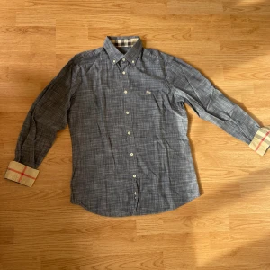 Burberry skjorta  - Extremt fet burberry skjorta med ett extremt fett och skönt material.  Självklart äkta ✅ Storlek L men passar även M  Pris kan alltid diskuteras vid snabb affär  Skriv gärna vid minsta lilla fundering, Mvh BultenDaPlug