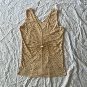 Vacker topp - Bra skick! I mesh material så lite genomskinlig, storlek står ej men skulle gissa på M/L💗