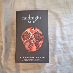 Midnight sun - Hej! Nu säljer jag denna bok. Boken är i nyskick men har någon liten skada. Hör gärna av dig vid frågor och funderingar!🫶🏻