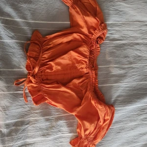 Orange topp - Orange sommar topp stretchig och fin med en knut på framsidan 