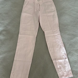 Ljus rosa byxor - Så fina och sköna speciellt på sommaren och de är ganska lätta så man kommer inte känna att det är varmt när man har på sig den rekommenderar starkt💗