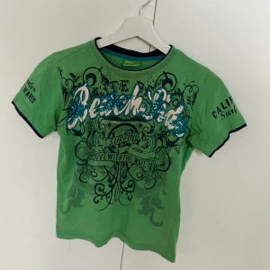 Babyt-shirt - Köpt från plick, insydd i sidan (skriv privat om du vill ha mer info om det). Väldigt bekväm, säljer då den är för tajt i armarna på mig 