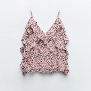 Zara linne - Säljer denna super fina blommiga linne från zara, jag har aldrig använt den, har bara provat den och den har pris lappen kvar❤️