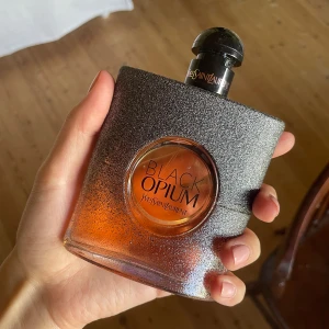 Black opium floral shock 90ml EDP - Edp Black opium limited edition Floral shock som inte säljs längre! Så fin sommardoft som  doftar päronträd i en blomsterträdgård🍐🍈Gillar du fruktiga parfymer kommer du definitivt gilla denna! Hör av er om du undrar nått🥰ca 90% kvar
