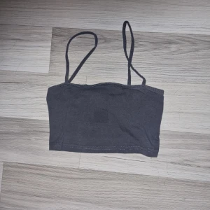 Linne  - Jättekort linne/topp Mörkgrå linne ifrån H&M.   Storlek XS 