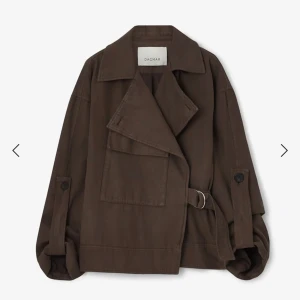 Dagmar aviator jacket - Intressekoll på Dagmar jackan aviator färgen dusty brown. Använd en gång, inga defekter.