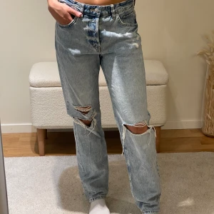 Slitna jeans - Så najs jeans med slitningar, storlek 36 🤍
