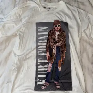 Helt oanvänd t-shirt med Kurt Cobain tryck, stl XS, unisex, är lite oversized, nypris 399kr