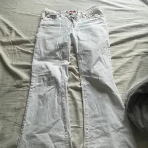 Vita Lågmidjade bootcut jeans från only. Min mammas gamla jeans från när hon var ung. Jag hittar inte storlek men jag skulle tro M. De är lite missfärgade vid benen men tror det går bort i tvätten💞