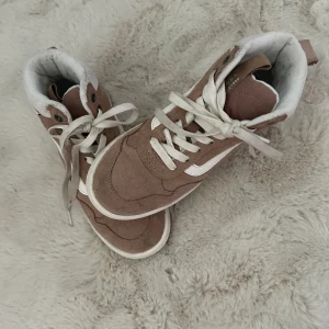 Vans skor i st 36💗 - Helt oanvända då det inte är min stil, har ingen koll på nypris men skulle gissa på ca 800, säljer för 350 kr💗PRIS KAN DISKUTERAS!💗