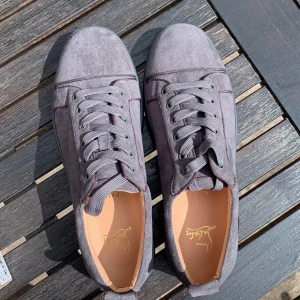 Christian Louboutin skor  - Loubs storlek 44, oanvända och allt tillkommer. Var en gåva från en släktning och kan ej garantera äkthet därav priset. OBS jag har ej något kvitto.