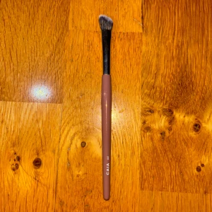 Caia Cosmetics sminkborste Angled Flat Brush E07 ny - Helt ny aldrig använd! E07