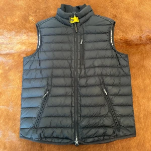 Parajumper väst - Riktigt snygg parajumper väst i str M Lagning på axeln annars bra skick!
