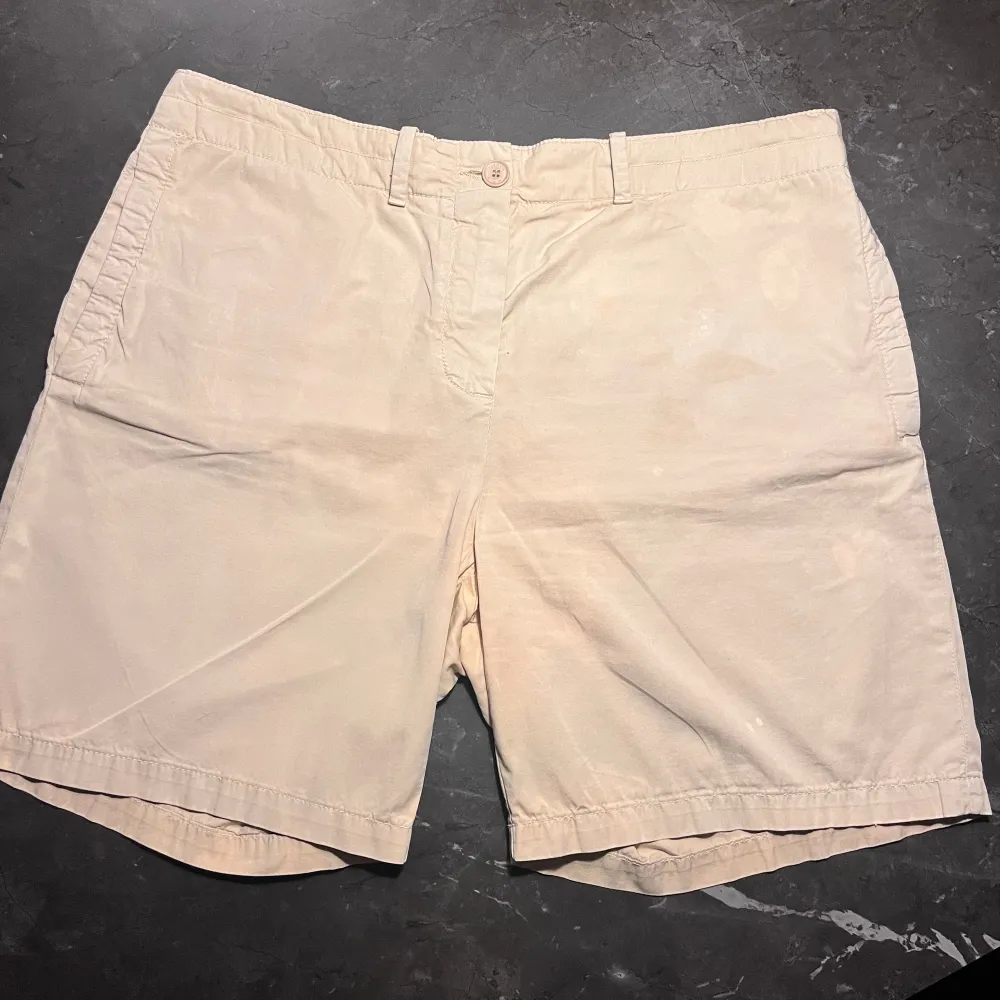 Snygga Lacoste shorts | Skicket är bra men det finns en del fläckar (Se bild) | Storlek F 42/UK 14/US 32 | Khakifärgade | 100% bomull | 🤝🤝🤝. Shorts.