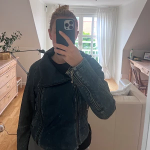 Skinnjacka  - Säljer denna fina vintage mörk blåa skinnjacka från Second Femme!  