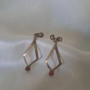 Ärhänge med röd diamant - Metallen lite missfärgad. Men väldigt fina ändå. 💗😊