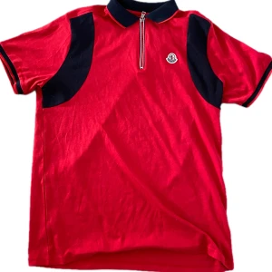 Monclear piké  - En as snygg Monclear piké i storlek 3XL men sitter som en lite större large. Är osäker på om den är autentisk. Skriv om  ni har några frågor. Läggs 74 bredd 54