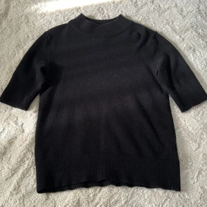 Stickad t shirt - Oanvänd stickad t shirt från vila. Säljer då jag inte fått någon användning för den.