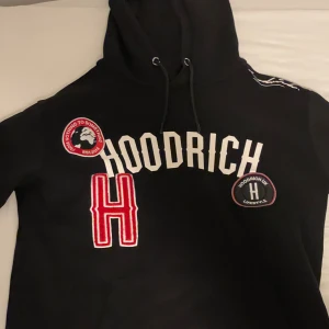 Hoodrich hoodie - Hej! Säljer nu min Hoodrich hoodie som är använd runt 2 gånger då jag råkade köpa fel storlek inga skador. Storlek XS 