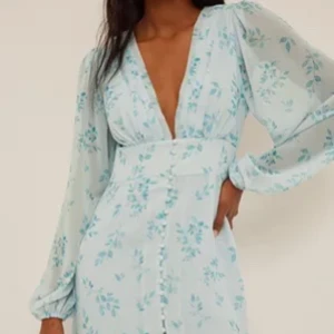 Lång klänning  - Lång klänning från NAKD, perfekt för midsommar. Otroligt fin men passar tyvärr inte mig bra, använd en gång.    Nypris 799:-   