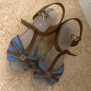 Sandaler med kliklack - Snygg sandaler med kliklack, Linear of Sweden, säljer pga rensar garderoben, dessa är använda en gång annars nya!