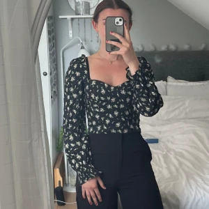 Blommmig blus  - En blommig och somrig blus i fint skick från H&M i storlek S 