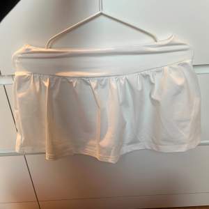 En vit söt kort kjol med inbyggda shorts.  Köpta från Shein, men har aldrig använt dem pga de var för små för mig:/ 